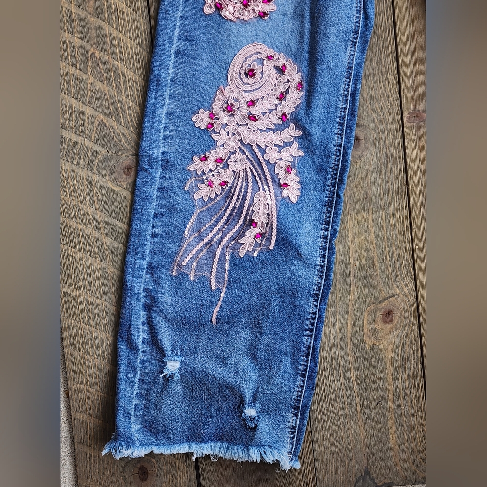 Nwt Denim Love Boutique Embellished Blue Jeans with Pink Floral Design 😍 Sz 4/5 - Picture 4 of 12
